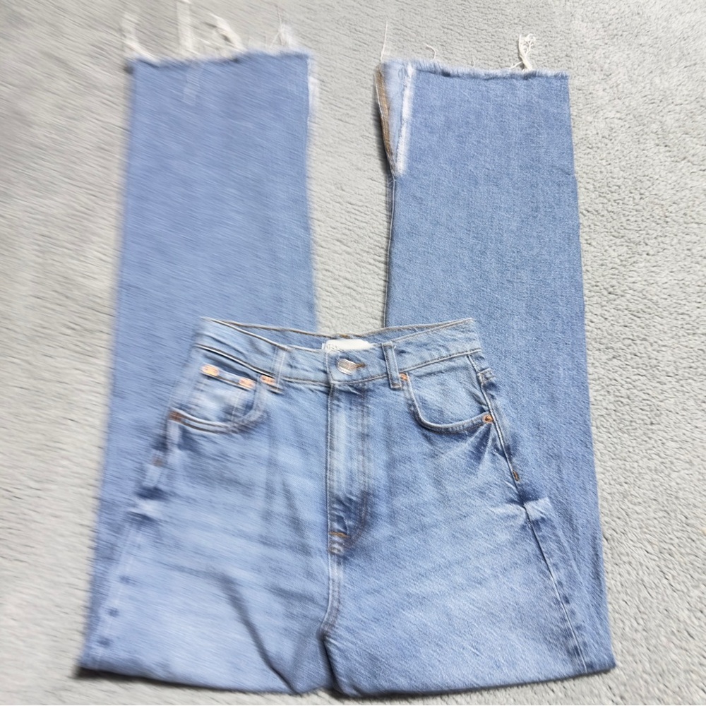 👉 Zara Jeans The 90’s Full Length Wide legflared Raw hem with distressed detail
